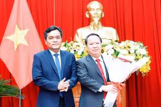 Ông Hồ Văn Niên, Bí thư Tỉnh ủy Gia Lai tặng hoa chúc mừng ông Châu Ngọc Tuấn được bầu giữ chức Chủ tịch HĐND tỉnh. (Ảnh: Đức Thụy)