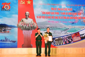 Trung tướng Nguyễn Mạnh Hùng, Chính ủy Tổng cục CNQP trao giải cho tác giả có tác phẩm đoạt Giải nhất cuộc thi viết.