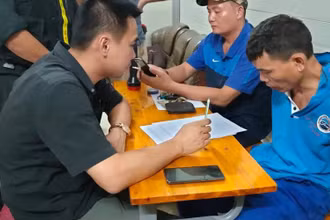 Đối tượng Lò Văn Ương (bên tay phải, cúi đầu).