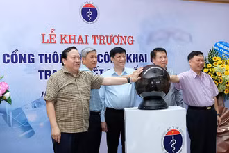 Các đại biểu ấn nút khai trương Cổng thông tin công khai giá trang thiết bị y tế.