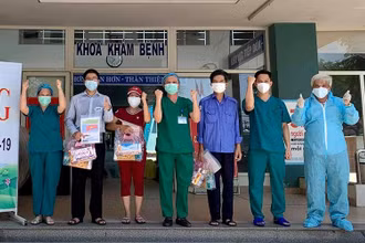 Các bệnh nhân được công bố khỏi bệnh tại Trung tâm Y tế Hòa Vang.