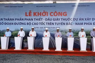 Phó Thủ tướng Trương Hòa Bình và lãnh đạo các bộ, ngành, địa phương dự lễ phát động khởi công dự án.