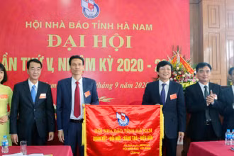 Ông Hồ Quang Lợi, Phó Chủ tịch Hội Nhà báo Việt Nam tặng Hội Nhà báo Hà Nam bức trướng.