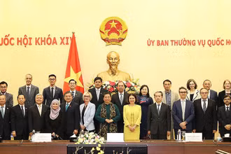 Đồng chí Tòng Thị Phóng chụp ảnh lưu niệm với các Đại sứ, Trưởng đại diện cơ quan ngoại giao các nước ASEAN, quan sát viên AIPA và khách mời nước chủ nhà trước thềm Đại hội đồng AIPA 41.