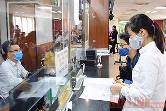 Doanh nghiệp làm thủ tục đăng ký kinh doanh tại Bộ phận một cửa Sở Kế hoạch và Đầu tư Hà Nội. Ảnh: ĐĂNG ANH