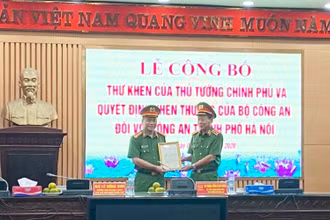 Thượng tướng Lê Quý Vương, Thứ trưởng Công an trao thư khen cho đại diện lãnh đạo Công an TP Hà Nội. 