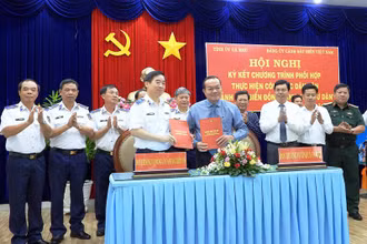 Ký kết chương trình phối hợp thực hiện công tác dân vận giữa Cà Mau và Cảnh sát biển Việt Nam.