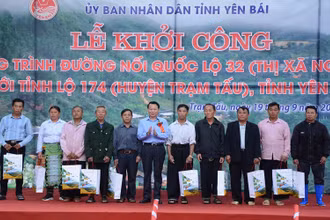 Tặng quà cho người có uy tín, hộ tự nguyện hiến đất làm đường giao thông.
