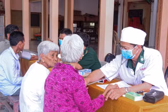 Quân y BĐBP khám bệnh, cấp thuốc cho người già neo đơn.