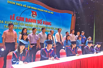 Các thủ khoa tiến hành Lễ “Ghi danh sổ vàng” năm 2020.