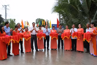 Các đại biểu cắt băng khánh thành cầu Nàng Mau 2.
