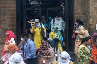 Hành khách rời khỏi nhà ga Chhatrapati Shivaji Terminus, TP Mumbai, Ấn Độ, ngày 22-9. (Ảnh: Reuters)