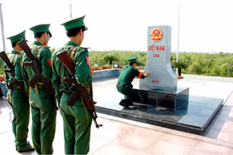 Cán bộ, chiến sĩ Đồn Biên phòng CKQT Hà Tiên tuần tra, bảo vệ đường biên, mốc quốc giới.