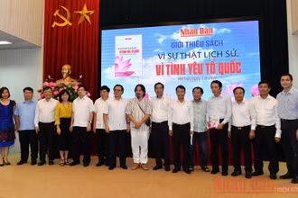 Các đại biểu chụp ảnh lưu niệm tại buổi họp báo giới thiệu sách.