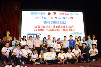 Đội 20 Plus UTC, Đại học Giao thông vận tải, nhận giải Nhất (Ảnh: Ban tổ chức).