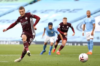 J. Vardy (áo sẫm) lập cú hat-trick giúp Leicester thắng Man City 5-2.