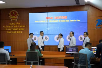 Đại diện lãnh đạo tỉnh Hòa Bình và Tập đoàn VNPT nhấn nút khai trương Trung tâm giám sát, điều hành đô thị thông minh.