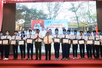 Trao quà và học bổng Lương Định Của cho học sinh, sinh viên nghèo hiếu học 2020.