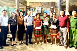 Lãnh đạo huyện ủy Văn Bàn và đoàn công tác trao sổ tiết kiệm cho gia đình nạn nhân vụ sập cổng trường học ở địa phương. 