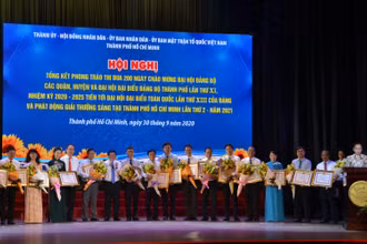 Lãnh đạo thành phố trao Bằng khen cho các đơn vị.