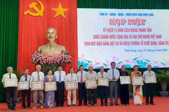 Trao Huy hiệu cho những đảng viên cao niên tuổi Đảng.