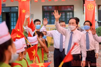 Bộ trưởng GD-ĐT Phùng Xuân Nhạ trong ngày khai giảng tại Trường tiểu học Đan Phượng 