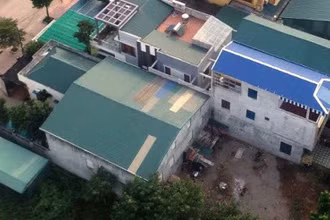 Khu nhà kiên cố được cấp giấy CNQSDĐ sai quy định, xây dựng sai quy hoạch, không có giấy phép xây dựng vẫn ngang nhiên tồn tại giữa TP Hòa Bình.