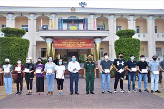 Trao giấy chứng nhân hoàn thành cách ly y tế cho công dân trở về từ vùng dịch