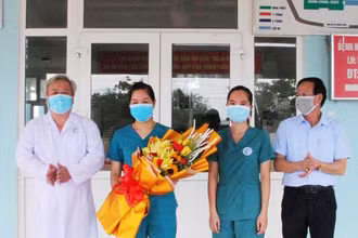 Giám đốc Sở Y tế tỉnh Quảng Trị Đỗ Văn Hùng( bên phải) tặng hoa, khen thưởng tập thể tập thể Bệnh viện Chuyên khoa Lao và Phổi