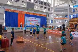 Các trận thi đấu diễn ra sôi nổi ngay sau lễ khai mạc. 