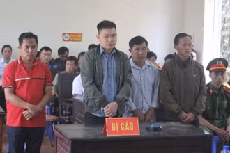 Các bị cáo (từ trái sang) Sùng A Páo, Lò Văn Thắm, Mùa A Sang, Sùng A Dì tại phiên tòa.