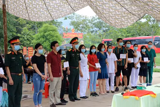 Cơ quan chức năng tỉnh Hòa Bình trao giấy chứng nhận hoàn thành cách ly.