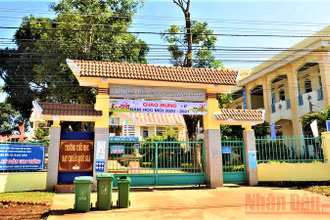 Sáng 5-9, Trường tiểu học Nơ Trang Lơng, xã Cư Êbur vẫn đóng cổng im lìm.