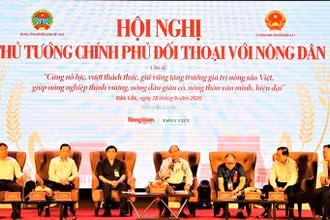 Thủ tướng Nguyễn Xuân Phúc và lãnh đạo các bộ, ngành Trung ương lắng nghe và trả lời, giải đáp những câu hỏi của nông dân tại hội nghị. 
