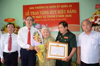 Đồng chí Nguyễn Thiện Nhân trao Huy hiệu 75 năm tuổi Đảng cho đồng chí Trần Thị Phát.