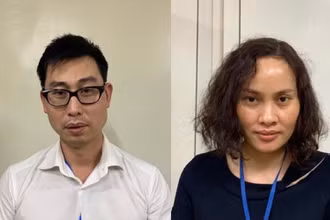 Bị can Phạm Đức Tuấn (nam áo trắng) và bị can Ngô Thị Thu Huyền (nữ áo xanh đen) (Ảnh: Bộ Công an).