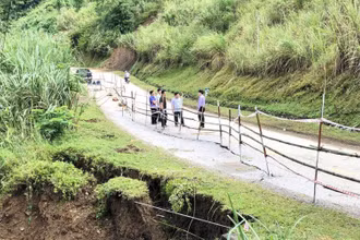 Sạt lở tạo thành hàm ếch, nguy cơ làm “đứt” toàn bộ nền và mặt đường trên tuyến tỉnh lộ 258. (Ảnh: LÂM HIỂU)