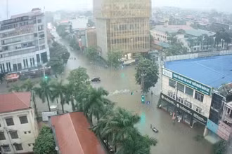 Đường Hoàng Văn Thụ ở trung tâm TP Thái Nguyên bị ngập úng, các phương tiện đi lại khó khăn.