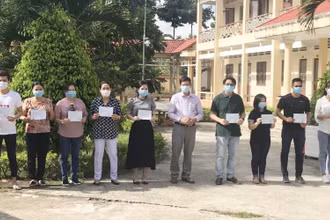 Trao giấy chứng nhận hoàn thành cách ly ngày 4-9.
