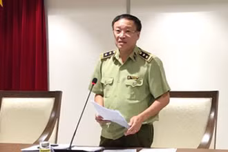 Phó Cục trưởng Cục QLTT Hà Nội Nguyễn Minh Hùng thông tin tại hội nghị giao ban báo chí chiều 8-9.