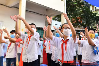 Nghi thức chào cờ “đặc biệt” tại lễ khai giảng năm học 2020-2021 tại trường PTCS Xã Đàn, những học sinh không thể nghe, nói bình thường cất cao giai điệu Quốc ca hào hùng bằng ngôn ngữ ký hiệu. 