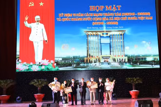 Lãnh đạo tỉnh Bình Dương trao tặng Huy hiệu Đảng cho đảng viên. 
