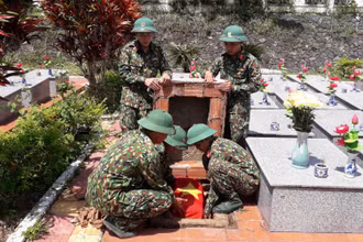 Đội Quy tập mộ liệt sĩ Quân đoàn 3 tiến hành an táng hài cốt.