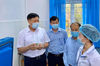 Thứ trưởng Y tế Đỗ Xuân Tuyên kiểm tra công tác tiêm phòng bạch hầu tại Kon Tum.