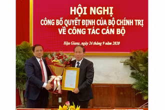 Đồng chí Phạm Minh Chính trao Quyết định cho tân Bí thư Tỉnh ủy Hậu Giang Lê Tiến Châu.