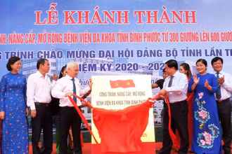 Lãnh đạo tỉnh Bình Phước và Bộ Kế hoạch Đầu tư thực hiện nghi thức gắn bảng khánh thành công trình. 