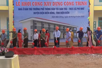 Đại diện lãnh đạo Công an tỉnh, UBND huyện Điện Biên Đông động thổ khởi công xây dựng công trình.