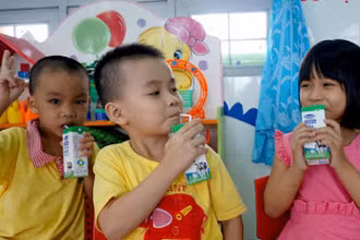 Những ngày đầu năm học mới thêm vui với các em học sinh vì được uống sữa với các bạn