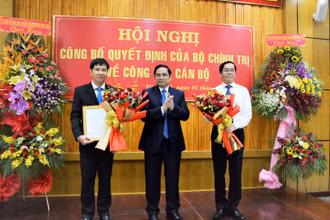 Đồng chí Phạm Minh Chính chúc mừng đồng chí Nguyễn Thành Tâm và nguyên Bí thư Tỉnh ủy Tây Ninh Phạm Viết Thanh, Ủy viên T.Ư Đảng, hiện giữ chức Bí thư Tỉnh ủy Bà Rịa-Vũng Tàu.