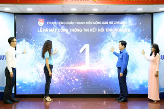 Đại diện các bộ, ngành, đơn vị ấn nút khởi động Cổng thông tin Kết nối tình nguyện. 